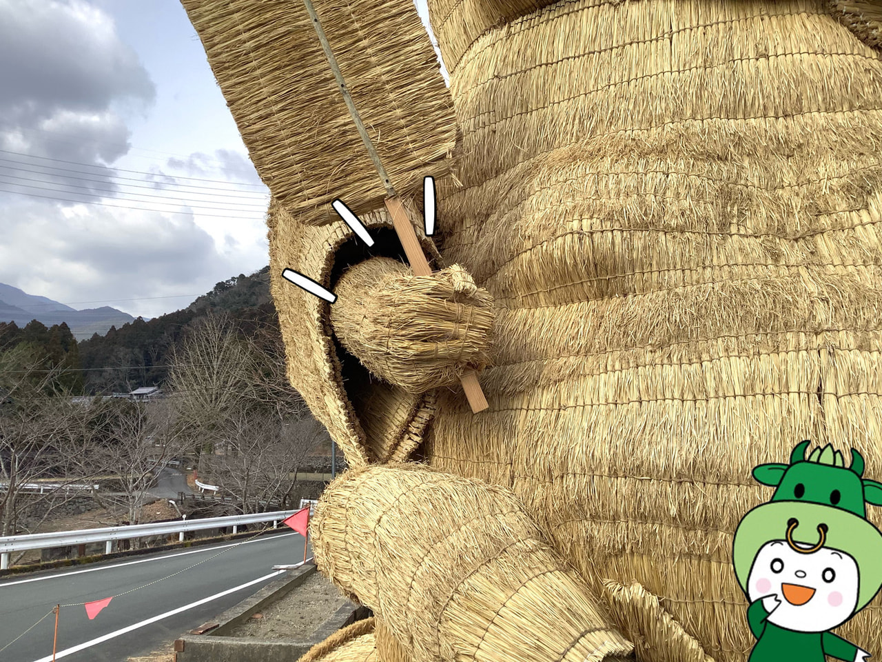 今年は布袋さん！インスタの中の人が「仁柿巨大稲わらモニュメント」の