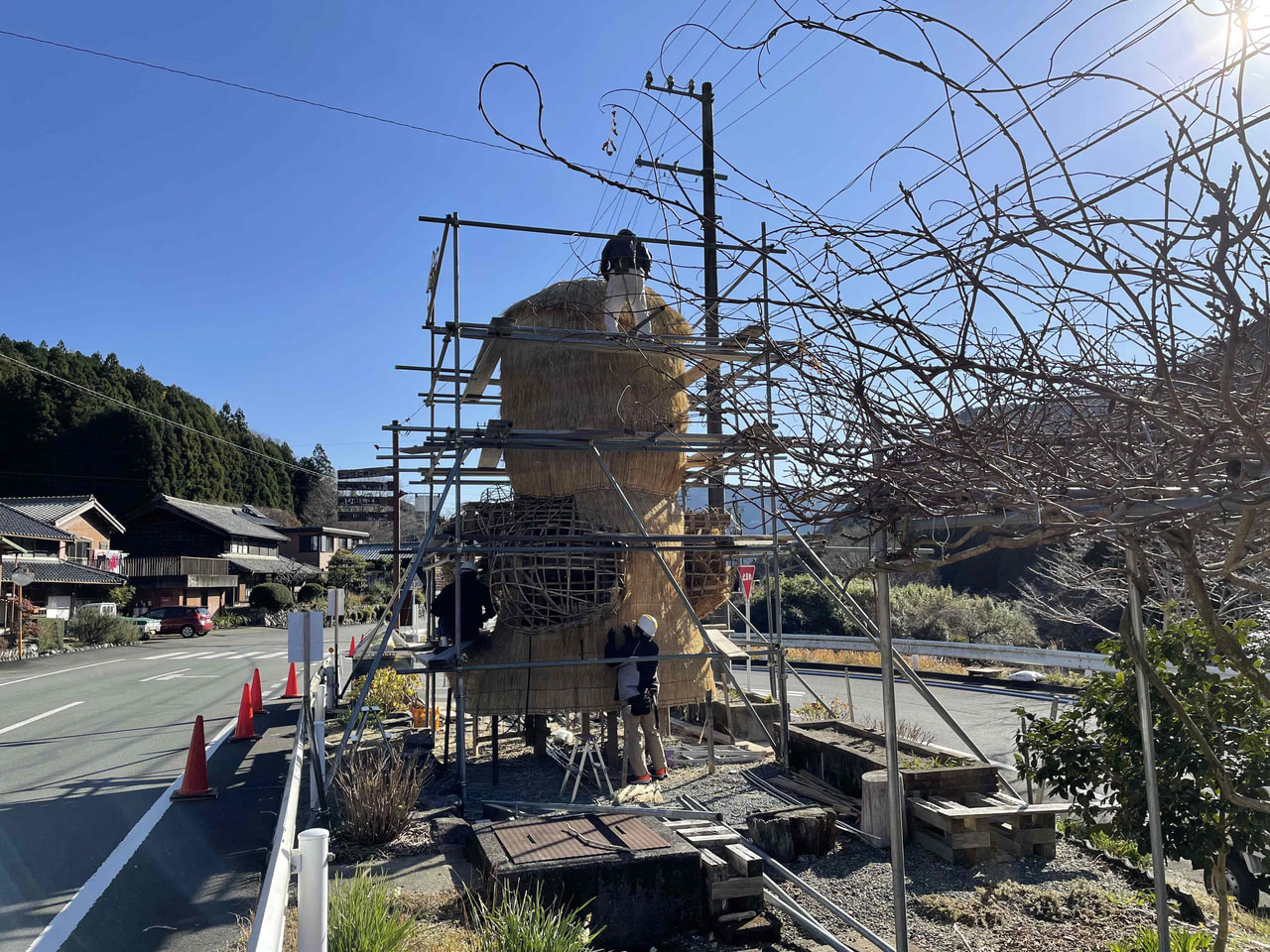 今年は布袋さん！インスタの中の人が「仁柿巨大稲わらモニュメント」の